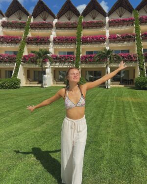 Maggie Elizabeth Jones Instagram - ✈️🏝️🧳🥂