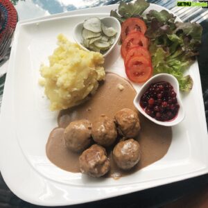 Magnus Devold Instagram - Utrolig heldig som fikk oppleve så mange kulturer fra så mange verdenshjørner rett før pandemien kom og hindret oss fra å leve ut drømmene våre