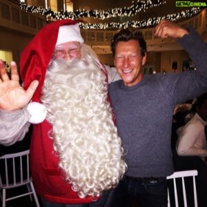 Magnús Scheving Instagram - Ho ho ho December is here🎄Met the Santa Claus in Helsinki this week. They say he's from there but I know the real one is from Iceland #santaclaus #finnland