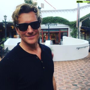 Magnús Scheving Instagram - Feeling as positive as the store behind me 😉