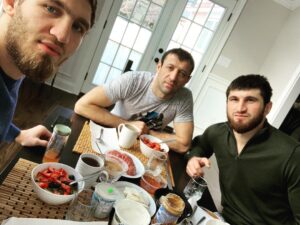 Magomed Ankalaev Instagram - 😎☝️В гостях y @aminulla_suleymanov #завтрак#ньюйорк#анкалаевмагомед#спорт#дагестан#махачкала#грозный#ахмат#горец#