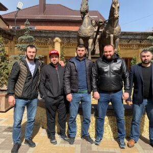 Magomed Ankalaev Instagram - Был рад нашему знакомству, брат! @y007mk97 Такое  гостеприимство я редко где встречал.Очень приятно было получить в знак братского внимания такого прекрасного коня.Я сам люблю животных и буду относится к нему бережно Ин ша Аллагь.Пусть Всевышний даст тебе крепкого здоровья и успеха во всех твоих делах.#krossfit#mma#ufc#boxing#sport#bratstvo#gorec#боибезправил#ankalaevmagomed#спорт#борьба#позитив#юморжизни#дагестан#ахмат#чечня#