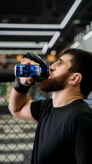 Magomed Ankalaev Instagram - Всем Салам алейкум друзья! 
У меня грандиозные новости! Энергетик  @litenergy_drink стал доступен в Пятерочке! В 20 000 магазинах по всей России! Это значит, что вы всегда сможете подзарядиться LIT ENERGY, когда вам нужно дать газу в октагоне и показать всем, кто тут главный. 🚀

Но это ещё не всё! По случаю этого события @litenergy_drink запускают самую крутую и дикую акцию в истории: “ОХОТА НА БАНКИ”! Участвуйте в ней и получайте трофеи на 30 лямов! Да, вы не оглохли, 30 миллионов! 

Переходи по ссылке в шапке профиля @litenergy_drink читай подробности и забирай свои трофеи в “ОХОТЕ НА БАНКИ”

Удачи!