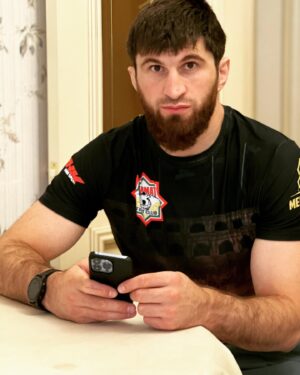 Magomed Ankalaev Instagram - Лучший человек скромен в своей речи , но решителен в своих действиях #ufc277#ufc#akhmatmma# @ufc