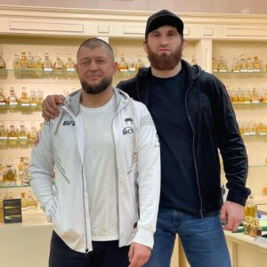 Magomed Ankalaev Instagram - Приехал с победой и подарками боец UFC @ankalaev_magomed и его тренер @sukhrab_magomedov 
Большое спасибо за подарки 🎁 экипировку от UFC 😃🤜🤛
Поздравлю с очередной победой тебя брат Мухаммад и Сухраб 🤝 @ali.parfumer 
#ufc  #мма  #спорт