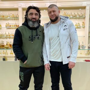 Magomed Ankalaev Instagram - Приехал с победой и подарками боец UFC @ankalaev_magomed и его тренер @sukhrab_magomedov 
Большое спасибо за подарки 🎁 экипировку от UFC 😃🤜🤛
Поздравлю с очередной победой тебя брат Мухаммад и Сухраб 🤝 @ali.parfumer 
#ufc  #мма  #спорт
