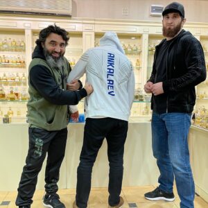Magomed Ankalaev Instagram - Приехал с победой и подарками боец UFC @ankalaev_magomed и его тренер @sukhrab_magomedov 
Большое спасибо за подарки 🎁 экипировку от UFC 😃🤜🤛
Поздравлю с очередной победой тебя брат Мухаммад и Сухраб 🤝 @ali.parfumer 
#ufc  #мма  #спорт