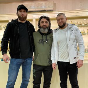 Magomed Ankalaev Instagram - Приехал с победой и подарками боец UFC @ankalaev_magomed и его тренер @sukhrab_magomedov 
Большое спасибо за подарки 🎁 экипировку от UFC 😃🤜🤛
Поздравлю с очередной победой тебя брат Мухаммад и Сухраб 🤝 @ali.parfumer 
#ufc  #мма  #спорт