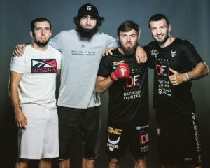 Magomed Magomedov Instagram - Братья рядом ✊🏻☝🏻, вес почти сделан , осталось выйти и показать к чему мы готовились 2 месяца 🥊@zabit_magomedsharipov @datsi.datsiev @khasan_magomedsharipov @dagestan__fighter @bukaboxing @bellatormma