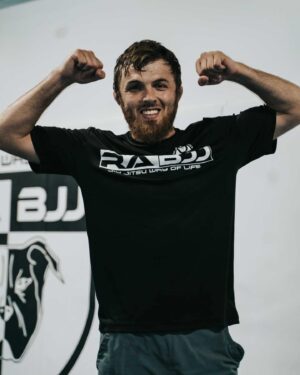 Magomed Magomedov Instagram - Когда получил коричневый пояс по BJJ , а так кто не в курсе  мой бой запланированный на 31 июля перенесли на 13 августа соперник тот же и цель 🎯 так что в мирное время готовимся к войне 😉 @dagestan__fighter