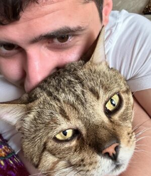 Magomed Murtazaaliev Instagram - ТОМУ КТО НАЙДЕТ МОЕГО КОТА ВОЗНАГРАЖДЕНИЕ 100.000 р 

МОЕГО КОТА ПАБЛО ТАК И НЕ НАШЛИ! 

В этой публикации есть все для того чтоб опознать моего кота. 
1) он большой ( но сейчас скорее всего очень похудел) 
2) окрас на первой фотографии. Он в  черную точку. 
3)Такие же точки и на животе ( фото3) 
4) на лбу 5 полосок (фото2) 
5) не кастрирован ( видео) 
6) голос хриплый. 

Неизвестно в какой части города сейчас он. 
Последние пару раз видели на Каммаева и Магомед Гаджиева. 

Если встретили похожего котика в Махачкале, сделайте пару хороших фоток запомните где вы его видели и срочно отправляйте мне в личных сообщениях!