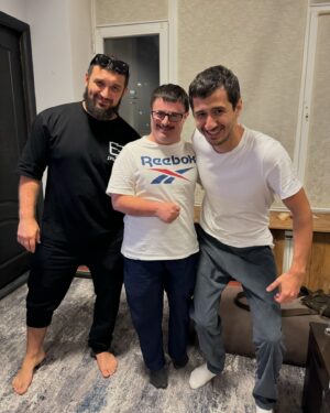 Magomed Murtazaaliev Instagram - Мой самый искренний друг Раджабик) 
Который любит меня всей душой  за просто так, ну и за часы конечно же 😅
@radzhab.legenda @fatah.shapiev