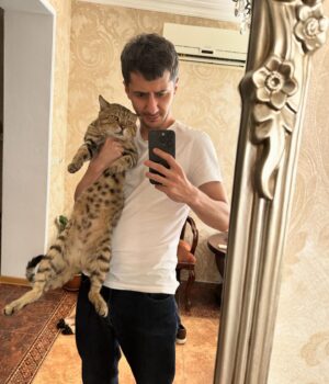 Magomed Murtazaaliev Instagram - ТОМУ КТО НАЙДЕТ МОЕГО КОТА ВОЗНАГРАЖДЕНИЕ 100.000 р 

МОЕГО КОТА ПАБЛО ТАК И НЕ НАШЛИ! 

В этой публикации есть все для того чтоб опознать моего кота. 
1) он большой ( но сейчас скорее всего очень похудел) 
2) окрас на первой фотографии. Он в  черную точку. 
3)Такие же точки и на животе ( фото3) 
4) на лбу 5 полосок (фото2) 
5) не кастрирован ( видео) 
6) голос хриплый. 

Неизвестно в какой части города сейчас он. 
Последние пару раз видели на Каммаева и Магомед Гаджиева. 

Если встретили похожего котика в Махачкале, сделайте пару хороших фоток запомните где вы его видели и срочно отправляйте мне в личных сообщениях!