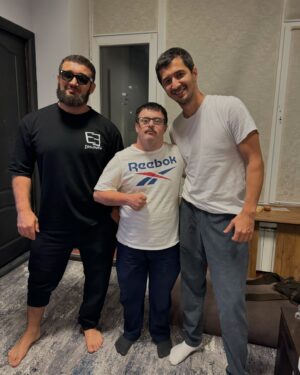 Magomed Murtazaaliev Instagram - Мой самый искренний друг Раджабик) 
Который любит меня всей душой  за просто так, ну и за часы конечно же 😅
@radzhab.legenda @fatah.shapiev
