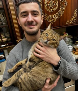 Magomed Murtazaaliev Instagram - ТОМУ КТО НАЙДЕТ МОЕГО КОТА ВОЗНАГРАЖДЕНИЕ 100.000 р 

МОЕГО КОТА ПАБЛО ТАК И НЕ НАШЛИ! 

В этой публикации есть все для того чтоб опознать моего кота. 
1) он большой ( но сейчас скорее всего очень похудел) 
2) окрас на первой фотографии. Он в  черную точку. 
3)Такие же точки и на животе ( фото3) 
4) на лбу 5 полосок (фото2) 
5) не кастрирован ( видео) 
6) голос хриплый. 

Неизвестно в какой части города сейчас он. 
Последние пару раз видели на Каммаева и Магомед Гаджиева. 

Если встретили похожего котика в Махачкале, сделайте пару хороших фоток запомните где вы его видели и срочно отправляйте мне в личных сообщениях!
