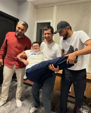 Magomed Murtazaaliev Instagram - Мой самый искренний друг Раджабик) 
Который любит меня всей душой  за просто так, ну и за часы конечно же 😅
@radzhab.legenda @fatah.shapiev