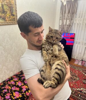 Magomed Murtazaaliev Instagram - ТОМУ КТО НАЙДЕТ МОЕГО КОТА ВОЗНАГРАЖДЕНИЕ 100.000 р 

МОЕГО КОТА ПАБЛО ТАК И НЕ НАШЛИ! 

В этой публикации есть все для того чтоб опознать моего кота. 
1) он большой ( но сейчас скорее всего очень похудел) 
2) окрас на первой фотографии. Он в  черную точку. 
3)Такие же точки и на животе ( фото3) 
4) на лбу 5 полосок (фото2) 
5) не кастрирован ( видео) 
6) голос хриплый. 

Неизвестно в какой части города сейчас он. 
Последние пару раз видели на Каммаева и Магомед Гаджиева. 

Если встретили похожего котика в Махачкале, сделайте пару хороших фоток запомните где вы его видели и срочно отправляйте мне в личных сообщениях!
