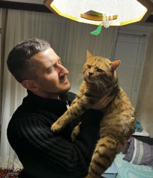 Magomed Murtazaaliev Instagram - ТОМУ КТО НАЙДЕТ МОЕГО КОТА ВОЗНАГРАЖДЕНИЕ 100.000 р 

МОЕГО КОТА ПАБЛО ТАК И НЕ НАШЛИ! 

В этой публикации есть все для того чтоб опознать моего кота. 
1) он большой ( но сейчас скорее всего очень похудел) 
2) окрас на первой фотографии. Он в  черную точку. 
3)Такие же точки и на животе ( фото3) 
4) на лбу 5 полосок (фото2) 
5) не кастрирован ( видео) 
6) голос хриплый. 

Неизвестно в какой части города сейчас он. 
Последние пару раз видели на Каммаева и Магомед Гаджиева. 

Если встретили похожего котика в Махачкале, сделайте пару хороших фоток запомните где вы его видели и срочно отправляйте мне в личных сообщениях!