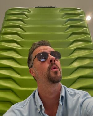 Magyarósi Csaba Instagram - #hirdetés Azt tudtam, hogy a Samsonite Proxis bőröndökből, amikkel idén a fél világot megjártuk egy karcolás nélkül, van többféle méret is, de ez a MECHAGODZILLA engem is meglepett (ugyanitt: levitáló Proxisok). A lényeg, hogy ha te is szeretnél nyerni egy olyan bőrzit, mint amit mi rángattunk magunkkal (az 5 egyikét), akkor látogass el @westendshoppingcenter -be, készíts egy képet az óriás Proxis bőrönddel, posztold nyilvános Instagram oldaladon a következő megjelölésekkel: @mysamsonite @westendshoppingcenter  #proxis A játék időtartama 2024.07.01-2024.08.31. Sorsolás 2024.09.02-án. Hajrá!