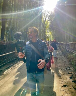 Magyarósi Csaba Instagram - Eljutottunk a VILÁGHÍRŰ kiotói bambuszerdőbe, a második képen ahogy ismeritek, harmadikon amilyen valójában. Tényleg agyonszaturálják az egészet Instán, pedig ha nem lenne annyira túltolva minden, a valóságban sem lenne csalódás. #pokióküldetés #kyoto #japan🇯🇵