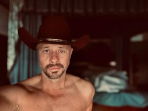 Magyarósi Csaba Instagram - Jockey-nak el ne mondjátok, de Samantha hálószobájában ébredtem! Mondjuk attól kicsit fura lesz ez az egész, hogy ez egyben Jockey hálószobája is. Hajnalig randalíroztuk Robival Southforkban, azt nem mondom, hogy kialudtuk magunkat, de azt igen, hogy: ÚGY ALUDTUNK, MINT EGY EWING. És ébredés után egy szál kalapban megtekintettem a farmot, igazi texasiak lettünk! #ewing #southfork #usánka4 #jóreggelt