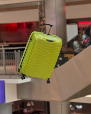 Magyarósi Csaba Instagram - #hirdetés Azt tudtam, hogy a Samsonite Proxis bőröndökből, amikkel idén a fél világot megjártuk egy karcolás nélkül, van többféle méret is, de ez a MECHAGODZILLA engem is meglepett (ugyanitt: levitáló Proxisok). A lényeg, hogy ha te is szeretnél nyerni egy olyan bőrzit, mint amit mi rángattunk magunkkal (az 5 egyikét), akkor látogass el @westendshoppingcenter -be, készíts egy képet az óriás Proxis bőrönddel, posztold nyilvános Instagram oldaladon a következő megjelölésekkel: @mysamsonite @westendshoppingcenter  #proxis A játék időtartama 2024.07.01-2024.08.31. Sorsolás 2024.09.02-án. Hajrá!