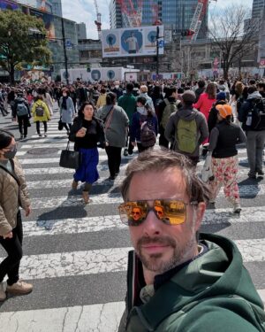 Magyarósi Csaba Instagram - Tokió minden sarkon más, de mindenhol tiszta, nyugis, békés és még a világ legforgalmasabb kereszteződése se hangos. Viszont van itt hipermodern és hagyományos, remek helyszín agora-, és klausztrofóbiásoknak, hogy megéljék a félelmeiket, olyanoknak, akik a szabályokat keresik és olyanoknak is, akik kaotikus esti züllésekre vágynak. És mindez akár 10 percnyi távolságon belül! #japan🇯🇵 #tokió #pokióküldetés