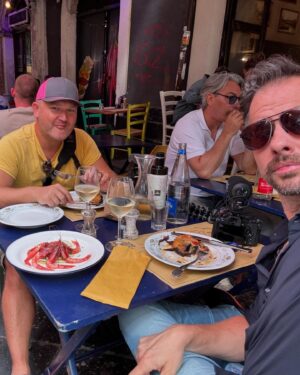 Magyarósi Csaba Instagram - Megjöttünk Cataniába, a sziget egyik legnagyobb városába: oltári szicíliai hangulat, templomokkal, Piaggo Ape zöldséges robogókkal, kosszal, szagokkal, burjánzó növényekkel, életre szóló tanulságokkal és izgalmas automatákkal. Eléggé vibrál ez a város, fantasztikus! #szicíliaimeló #sicily🇮🇹 #catania #piaggoape