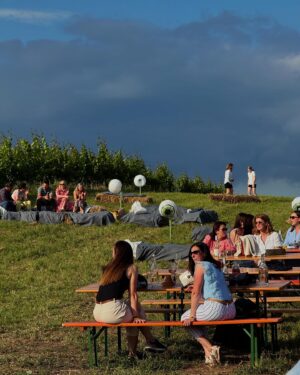 Magyarósi Csaba Instagram - Dórával és a legújabb @tiatia.fashion napszemüveggel csatlakoztunk Robiékhoz a #borlemente🍷🌅 rendezvényre Győr mellett: szuper a hangulat és az idő is. Történelmi pillanat, egy helyen vagyunk és nem szakad az eső!! #barátok #borlemente #szépidő