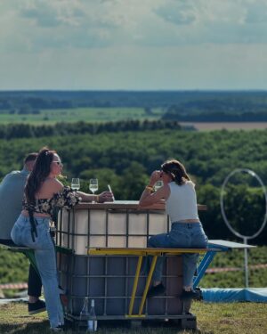 Magyarósi Csaba Instagram - Dórával és a legújabb @tiatia.fashion napszemüveggel csatlakoztunk Robiékhoz a #borlemente🍷🌅 rendezvényre Győr mellett: szuper a hangulat és az idő is. Történelmi pillanat, egy helyen vagyunk és nem szakad az eső!! #barátok #borlemente #szépidő