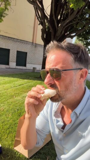 Magyarósi Csaba Instagram - #hirdetés Na, Szicília előtt is volt egy kis Bellozzo, nyilván Szicília után is jöhet egy, de most pizza helyett inkább egy édességnek estem neki: a Bellozzos calzonénak. Pisztáciás és nutellás már eddig is volt, és nemrég befutott a harmadik íz, a Con Crema, szóval gyorsan betoltam mindhármat. Atomjó nyári olaszos édesség! #calzone #bellozzo