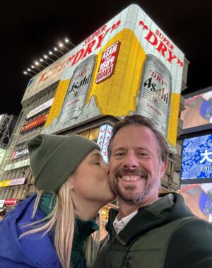 Magyarósi Csaba Instagram - #hirdetés Ééés eljutottunk a Japán Sör otthonába, az oszakai belvárosba. Minden világít, minden zenél, minden mozog, őrületes a hely, egyszerre modern meg tradicionális, ezt az országot lehetetlen megunni, Oszakában meg nyilván Asahit kell inni, egyébként a legtöbb helyen Japánban ki sem hoznak neked mást. #asahi #japán #sör #fogyaszdfelelősen #18évenfelülieknek