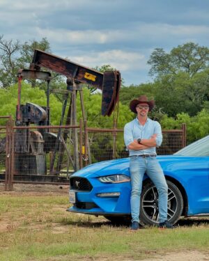 Magyarósi Csaba Instagram - Texas meg én egyszerűen nem tudunk hibázni! Cowboy kalap, Mustang, olajkút, nagyon egy hullámhosszon vagyunk. Megyek is és keresek egy jó kis kocsmai verekedést, aztán befogok néhány szarvasmarhát! #texas #usánka4 #usa🇺🇸 #fordmustang