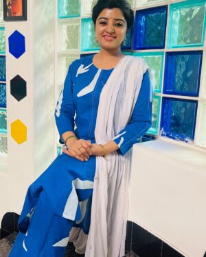Mahalakshmi Shankar Instagram - 1. Blue Kurti
 - **Design:** Blue with white abstract patterns.
 - **Style:** Straight-cut, full sleeves, round neckline.
 - **Fabric:** cotton, good for casual wear.
 
2. Red kurti
 - **Design:** Red with white and mustard yellow traditional patterns.
 - **Style:** Three-quarter sleeves, V-neckline.
 - **Fabric:** cotton, suitable for festive wear.
 - **Set:** Comes with a mustard yellow dupatta and matching red pants.

These beautiful cotton kurti sets are from @_lady_love_29