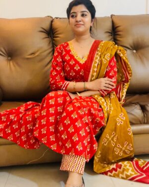 Mahalakshmi Shankar Instagram - 1. Blue Kurti
 - **Design:** Blue with white abstract patterns.
 - **Style:** Straight-cut, full sleeves, round neckline.
 - **Fabric:** cotton, good for casual wear.
 
2. Red kurti
 - **Design:** Red with white and mustard yellow traditional patterns.
 - **Style:** Three-quarter sleeves, V-neckline.
 - **Fabric:** cotton, suitable for festive wear.
 - **Set:** Comes with a mustard yellow dupatta and matching red pants.

These beautiful cotton kurti sets are from @_lady_love_29