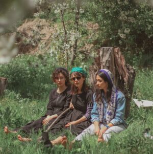 Mahdokht Molaei Instagram - با هم که باشیم بهتره اینجوری احتمال خطر کمتره..🎼
📸@ginger.rain.bow