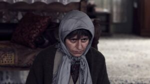 Mahdokht Molaei Instagram - نخستین عکس‌های فیلم «بوتاکس» منتشر شد
نخستین عکس‌های فیلم «بوتاکس» به کارگردانی کاوه مظاهری منتشر شد. 
به گزارش مشاور رسانه‌ای پروژه، «بوتاکس» اولین فیلم کاوه مظاهری است که پخش بین‌المللی آن به تازگی آغاز شده است.  بخش‌هایی از این فیلم که ساخت آن در سال گذشته به اتمام رسید در آلمان فیلم‌برداری شده است. 
سوسن پرور، مهدخت مولایی، سروش سعیدی، محسن کیانی و مرتضی خانجانی از بازیگران فیلم «بوتاکس» هستند.
در خلاصه داستان این فیلم آمده است: «اکرم و آذر به همه می‌گویند که برادرشان قاچاقی به آلمان رفته و فعلاً ازش خبری ندارند. به‌مرور این «دروغ» در ذهن اکرم به یک واقعیت تبدیل می‌شود، تا حدی که شبانه‌روز را در انتظار برگشتن برادرش به خانه، سپری می‌کند.»
فیلم «بوتاکس» تولید مشترک ایران و کاناداست و با سرمایه‌گذاری محسن کیانی، ساسان سعیدی، کاوه مظاهری، سروش سعیدی و گروه همراهان اندیشه ققنوس ساخته شده است. 
دو فیلم کوتاه آخر کاوه مظاهری، «روتوش» و «شهربازی» پیش از این به عنوان نماینده ایران در رقابت آکادمی اسکار شرکت داشته است.
دیگر عوامل فیلم عبارت‌اند از: تهیه‌کنندگان: کاوه مظاهری و سروش سعیدی، نویسندگان فیلم‌نامه: کاوه مظاهری و سپینود ناجیان، مدیر فیلم‌برداری: حامد حسینی سنگری، سایر بازیگران: مهدی پورخانعلی، مریم نجفی، الهه فرازمند، هانیه مفلح، سارا رستم، مهناز افتاده نیا، ملینا پورکاظمی، فتح الله غفاری، سجاد میرسعید و آرین واعظ آشتیانی (بازیگر کودک)، طراح صحنه و لباس: عادله چراغی، طراح چهره‌پردازی: امید گلزاده، تدوین: پویان شعله‌ور، موسیقی: میلاد موحدی، صدابردار: هادی معنوی پور، طراحی و تدوین صدا: حسین قورچیان، طراحی جلوه‌های ویژه کامپیوتری: محمد برادران، جلوه های ویژه میدانی: آرش آقابیک، طراح و سرپرست بدلکاری: کیوان رضایی، مجری طرح: مهدی برجیان، مدیر تولید: امیر مهدی صادقی، مدیر تدارکات: علی شیخی، دستیار اول کارگردان و برنامه‌ریز: غزل معصومی، دستیار اول فیلمبردار: بهروز سیفی، مشاور کارگردان: غلامرضا رمضانی، دستیاران کارگردان: محمدرضا (نوید) کریم پور، توحید آیت، نعیم نظیفی، سجاد میرسعید، منشی صحنه: منا علامه امیری، دستیار اول طراح لباس: فرید طاهری فرد، مدیر صحنه: مهرداد رنجی، دستیار اول طراح لباس: سمیرا استیری، ساخت دکور: محمد سلطانی، دستیار تدوین: یاسمن مرادی، دستیار صداگذار: مهیار سلیمی، دستیار صدابردار: محمدرضا محمدی، اصلاح رنگ و نور: نیما دبیرزاده، عکاس: سیما محمدی و مشاور رسانه‌ای: زهرا نجفی.