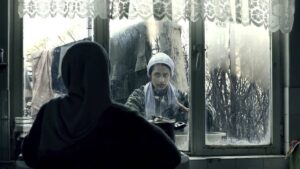 Mahdokht Molaei Instagram - نخستین عکس‌های فیلم «بوتاکس» منتشر شد
نخستین عکس‌های فیلم «بوتاکس» به کارگردانی کاوه مظاهری منتشر شد. 
به گزارش مشاور رسانه‌ای پروژه، «بوتاکس» اولین فیلم کاوه مظاهری است که پخش بین‌المللی آن به تازگی آغاز شده است.  بخش‌هایی از این فیلم که ساخت آن در سال گذشته به اتمام رسید در آلمان فیلم‌برداری شده است. 
سوسن پرور، مهدخت مولایی، سروش سعیدی، محسن کیانی و مرتضی خانجانی از بازیگران فیلم «بوتاکس» هستند.
در خلاصه داستان این فیلم آمده است: «اکرم و آذر به همه می‌گویند که برادرشان قاچاقی به آلمان رفته و فعلاً ازش خبری ندارند. به‌مرور این «دروغ» در ذهن اکرم به یک واقعیت تبدیل می‌شود، تا حدی که شبانه‌روز را در انتظار برگشتن برادرش به خانه، سپری می‌کند.»
فیلم «بوتاکس» تولید مشترک ایران و کاناداست و با سرمایه‌گذاری محسن کیانی، ساسان سعیدی، کاوه مظاهری، سروش سعیدی و گروه همراهان اندیشه ققنوس ساخته شده است. 
دو فیلم کوتاه آخر کاوه مظاهری، «روتوش» و «شهربازی» پیش از این به عنوان نماینده ایران در رقابت آکادمی اسکار شرکت داشته است.
دیگر عوامل فیلم عبارت‌اند از: تهیه‌کنندگان: کاوه مظاهری و سروش سعیدی، نویسندگان فیلم‌نامه: کاوه مظاهری و سپینود ناجیان، مدیر فیلم‌برداری: حامد حسینی سنگری، سایر بازیگران: مهدی پورخانعلی، مریم نجفی، الهه فرازمند، هانیه مفلح، سارا رستم، مهناز افتاده نیا، ملینا پورکاظمی، فتح الله غفاری، سجاد میرسعید و آرین واعظ آشتیانی (بازیگر کودک)، طراح صحنه و لباس: عادله چراغی، طراح چهره‌پردازی: امید گلزاده، تدوین: پویان شعله‌ور، موسیقی: میلاد موحدی، صدابردار: هادی معنوی پور، طراحی و تدوین صدا: حسین قورچیان، طراحی جلوه‌های ویژه کامپیوتری: محمد برادران، جلوه های ویژه میدانی: آرش آقابیک، طراح و سرپرست بدلکاری: کیوان رضایی، مجری طرح: مهدی برجیان، مدیر تولید: امیر مهدی صادقی، مدیر تدارکات: علی شیخی، دستیار اول کارگردان و برنامه‌ریز: غزل معصومی، دستیار اول فیلمبردار: بهروز سیفی، مشاور کارگردان: غلامرضا رمضانی، دستیاران کارگردان: محمدرضا (نوید) کریم پور، توحید آیت، نعیم نظیفی، سجاد میرسعید، منشی صحنه: منا علامه امیری، دستیار اول طراح لباس: فرید طاهری فرد، مدیر صحنه: مهرداد رنجی، دستیار اول طراح لباس: سمیرا استیری، ساخت دکور: محمد سلطانی، دستیار تدوین: یاسمن مرادی، دستیار صداگذار: مهیار سلیمی، دستیار صدابردار: محمدرضا محمدی، اصلاح رنگ و نور: نیما دبیرزاده، عکاس: سیما محمدی و مشاور رسانه‌ای: زهرا نجفی.