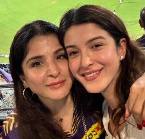 Maheep Kapoor Instagram - What a match 💜 what a night to remember 💜 #KKRCHAMPIONS2024 🏆 💜💜💜