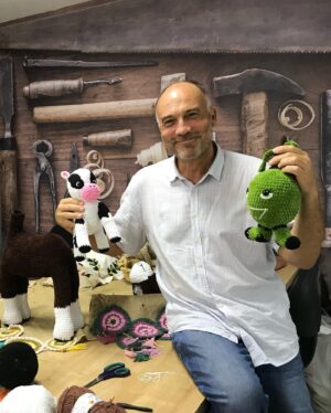 Mahir Günşiray Instagram - Altınözü’nde bir vahâ keşfettim! Halı dokuma, zeytin bebekler, karakılçık buğday saplarından tepsiler,  çanaklar… daha neler neler! 

Altınözü Sosyal Dayanışma Ve Yardımlaşma Vakfı