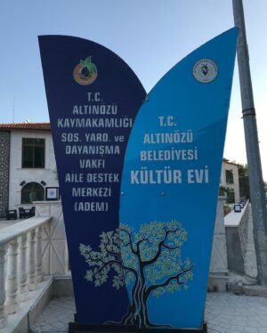 Mahir Günşiray Instagram - Altınözü’nde bir vahâ keşfettim! Halı dokuma, zeytin bebekler, karakılçık buğday saplarından tepsiler,  çanaklar… daha neler neler! 

Altınözü Sosyal Dayanışma Ve Yardımlaşma Vakfı