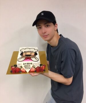 Mahiro Takasugi Instagram - 皆さんこんばんは高杉です。本日7月4日無事に24歳になりました！24歳、立派な大人ですね笑これからも皆さんに応援して頂けるよう努力していきたいと思います。よろしくお願いします！久々に会ったあんぱんおじさん！美味しかったです笑では！
#高杉#24歳#あんぱんおじさん#のような髭が生えたい