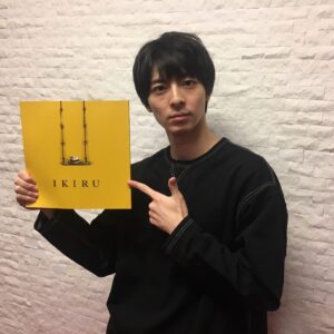 Mahiro Takasugi Instagram - 皆さんこんばんは！高杉です。寒い夜が続きますね…秋を待ち望んでいましたが、最近は寒くて着込んでいます。本日「ミュージカル生きる」を観劇させて頂きました。久しぶりの舞台に感動し、沢山の元気を貰えた気がします。この時期だからこそ、生で演技を観て頂けたら嬉しいなぁと思います。「てにあまる」も頑張りたいと思います！では
#ミュージカル生きる #てにあまる