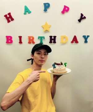Mahiro Takasugi Instagram - インスタライブ無事に終了いたしました！ありがとうございました！25歳初の高杉の姿を見て、大人になったなぁと感じて頂けていたら嬉しいです…🕺
終わった後にお祝いして頂きました。
素敵な一年にしていきます！
皆さんも一緒によろしくお願いします。高杉