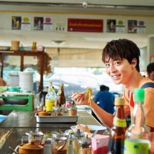 Mahiro Takasugi Instagram - 皆さんこんにちは！高杉です。3年前に初めて訪れたタイ北部の古都「チェンマイ」と「チェンライ」！タイは微笑みの国と呼ばれているだけあり、皆さん笑顔が素敵でした！
料理もどれも美味しかったんですが、中でもタイ風カレーラーメンの「カオソーイ」がNo. 1でした！
今は海外旅行もなかなか難しいですけど、落ち着いたら皆様も是非！僕もまたタイ旅行したいです！笑では！
#また行きタイ #PR @amazingthailandjp
