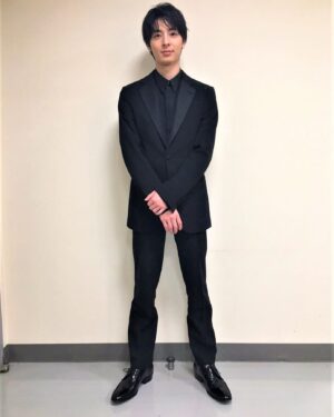Mahiro Takasugi Instagram - 皆さんこんばんは！高杉です！公開延期となっていた映画「糸」がこの度新たに8月21日に公開することが決定致しました！！公開日皆さん是非楽しみに待っていてください！写真は取材日にて！では！
#糸　#8月21日 #公開#GIORGIOARMANI