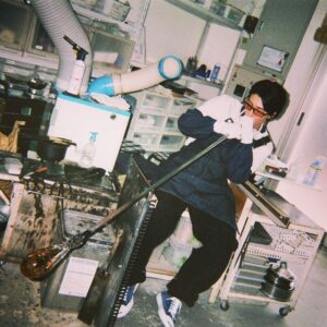 Mahiro Takasugi Instagram - 『高杉の「フッ軽」になりたくて…』今回は吹きガラスに挑戦致しました！
吹きガラスは…中々難しいっ…
けど、お気に入りの花瓶は作ることが出来た気がする…！

#高杉のフッ軽になりたくて
#emomiu