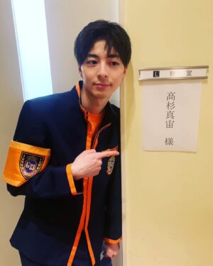 Mahiro Takasugi Instagram - 皆さま年末はいかがお過ごしですか⁇
ご報告が遅れてしまいましたが、29日の放送でゴチになります。のクビが決定致しました。
何が起こるか分からないのがゴチですね。
ゴチにゲストで参加することを新たな目標にし、またゴチメンバーの皆さんとお会い出来るよう精進して参りたい思います。最高の一年でした。ありがとうございました。
そして本日はNTVで放送中の「笑って年越し！世代対決 昭和芸人vs平成芸人・令和芸人」に出演致します！22時台となります。笑って年を越して頂ければ嬉しいです！
そして皆さん2022年も私、高杉真宙がお世話になりました🙇‍♂️
ドラマ・映画・舞台・バラエティと今年も多くの仕事をさせて頂き楽しんで撮影できました。それも皆さんの応援のお陰です！！！2023年も沢山感謝の出来る年にしたいと思います。
来年もどうぞ皆さまよろしくお願い致します。
高杉真宙

良いお年を~~~！！！