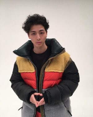 Mahiro Takasugi Instagram - 寒くなりましたねぇ！「てにあまる」東京公演を無事に終え毎日寒さに震えています…皆さん体調にお気をつけください！僕も地方公演無事に乗り切れる様気をつけたいと思います！
写真は暖かそうな格好をしていたので！前にオニツカタイガーで撮った写真。
#onitsukatiger