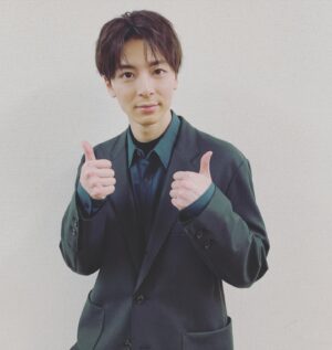 Mahiro Takasugi Instagram - 25日より『ナニワ金融道』が一週間限定で劇場公開しております。1話から続き2話3話と公開しておりますので是非‼︎
高杉、元気に撮影しております。寒くなって参りましたので皆様も体調にお気をつけください。

#ナニワ金融道